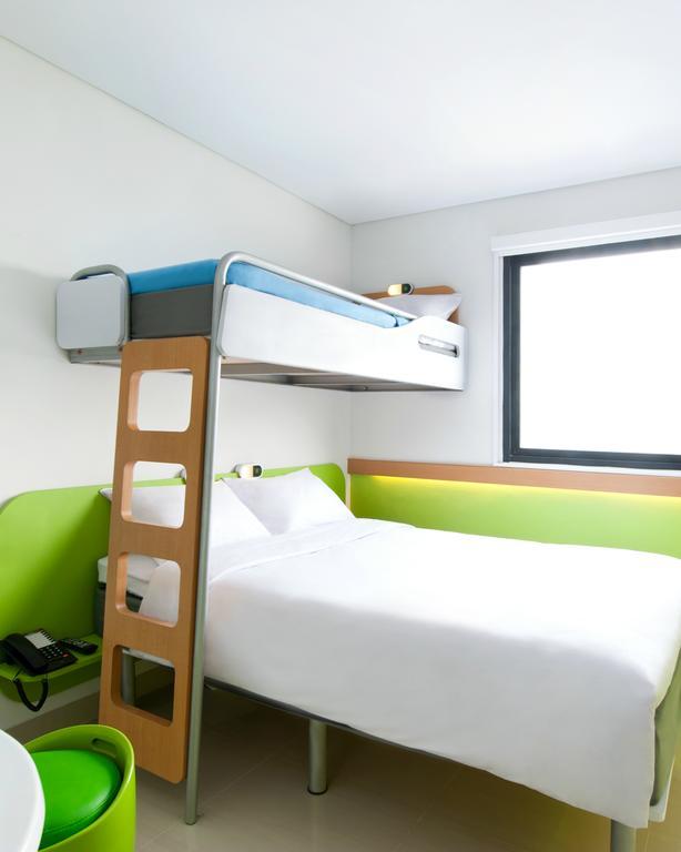 Ibis Budget Jakarta Daan Mogot Exterior foto
