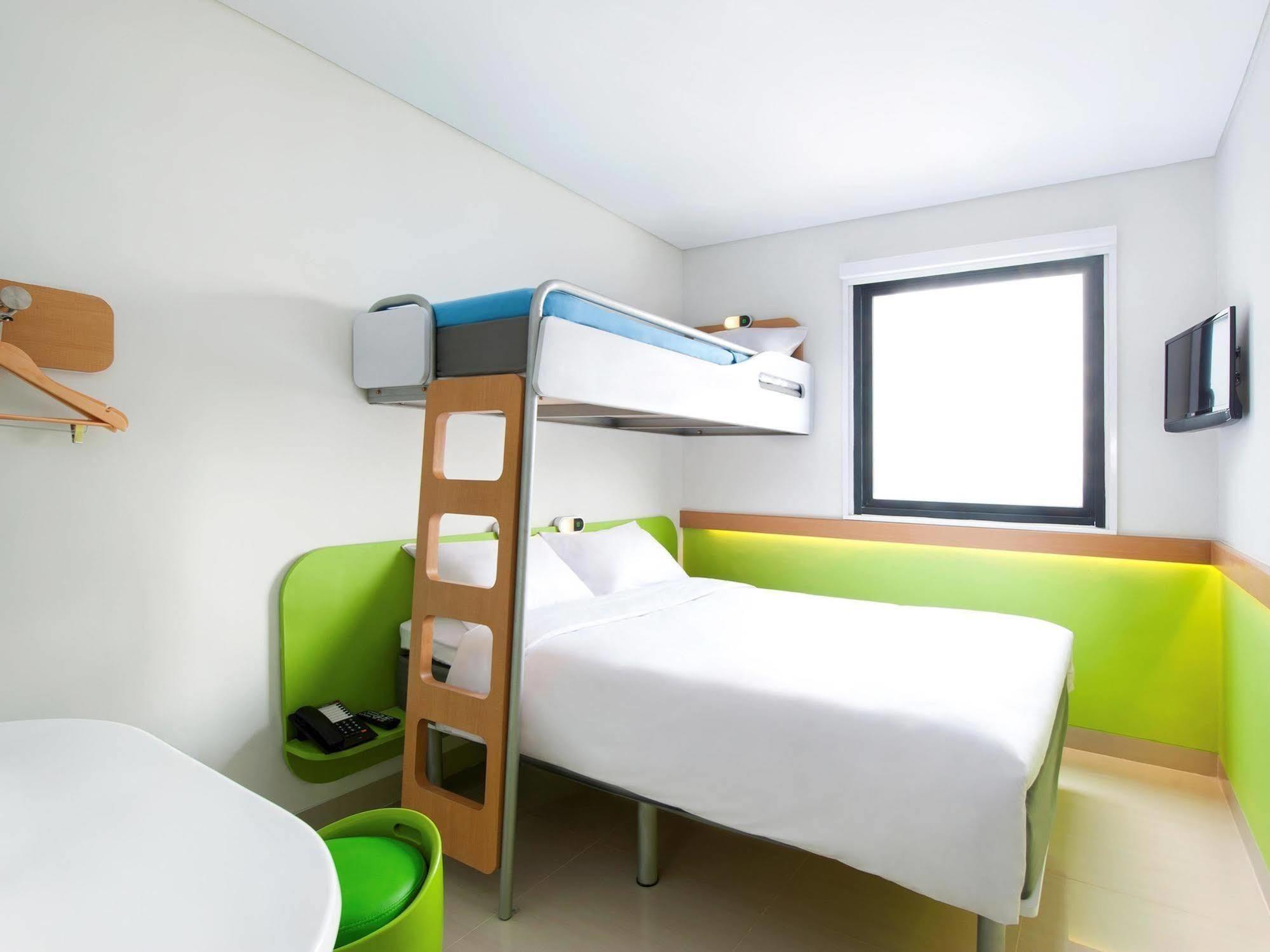 Ibis Budget Jakarta Daan Mogot Exterior foto