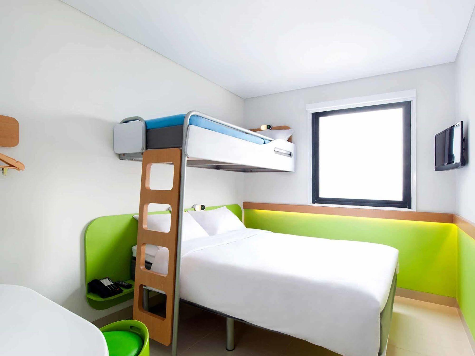 Ibis Budget Jakarta Daan Mogot Exterior foto