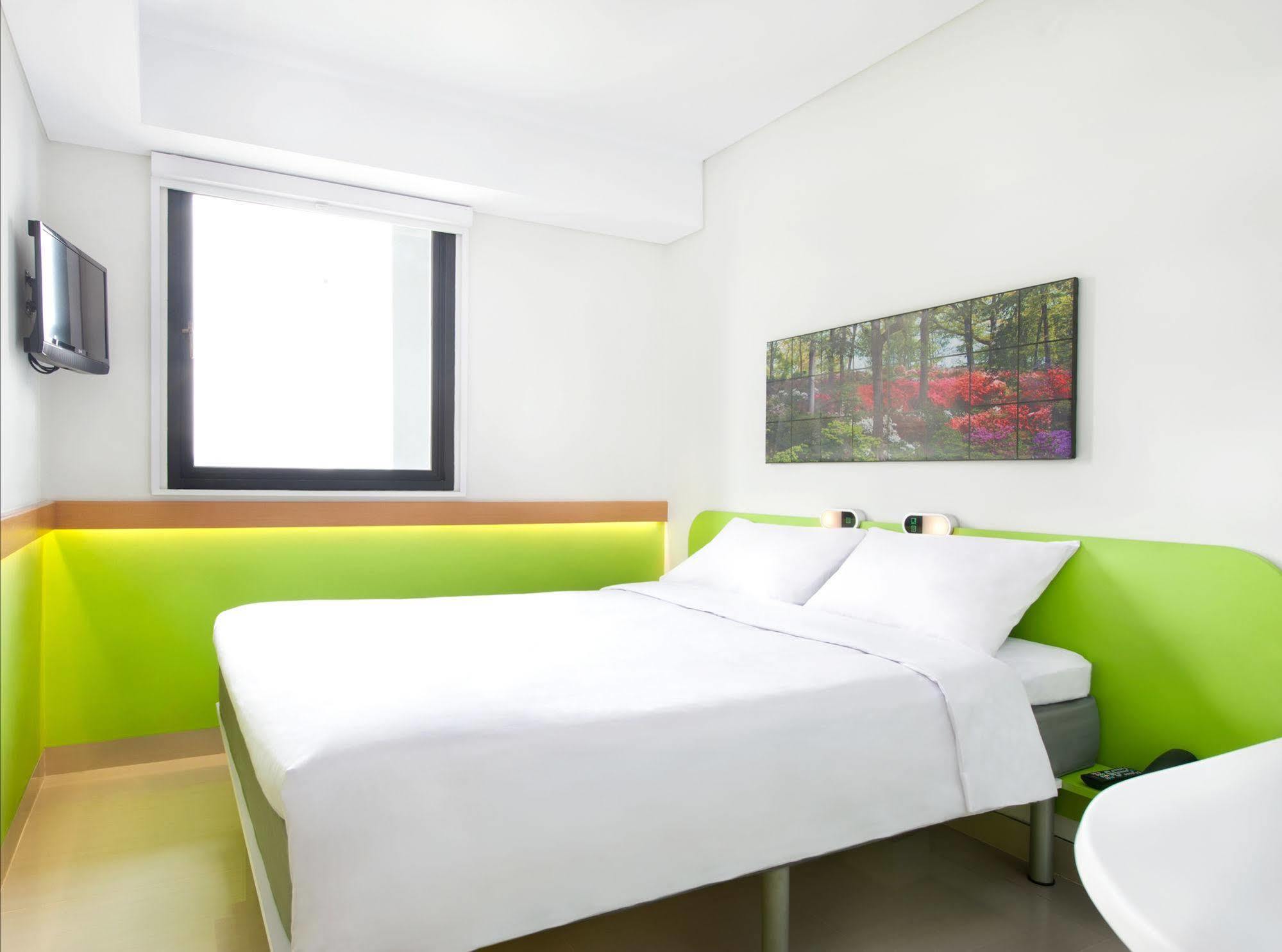 Ibis Budget Jakarta Daan Mogot Exterior foto