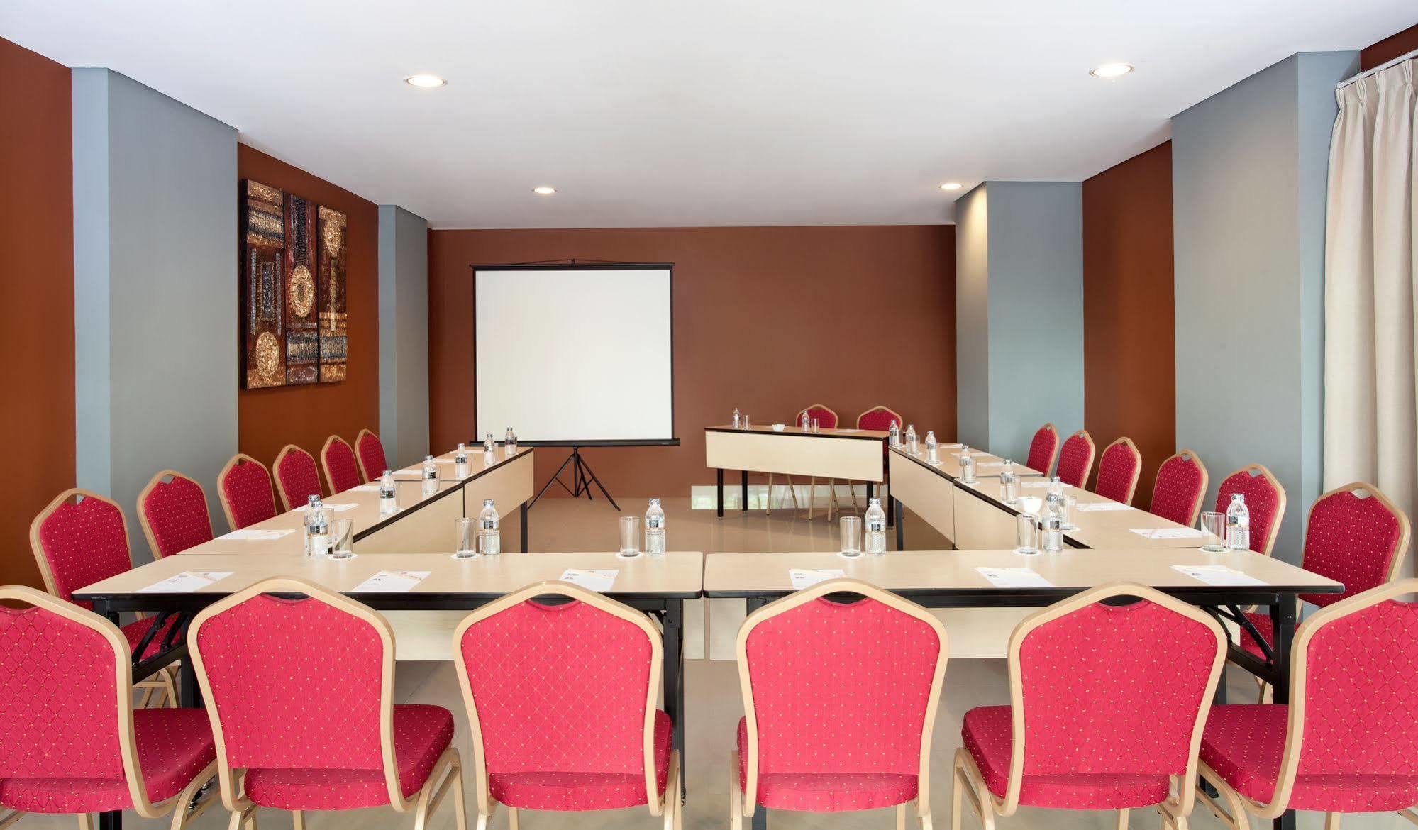 Ibis Budget Jakarta Daan Mogot Exterior foto