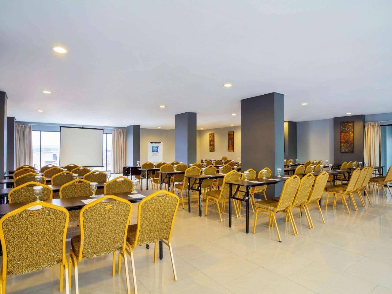 Ibis Budget Jakarta Daan Mogot Exterior foto